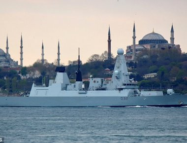 Αντιδράσεις από το ειρωνικό πρωτοσέλιδο της Daily Mail για Πούτιν: «Λοιπόν πώς σου αρέσει αυτό Βλαντ;»